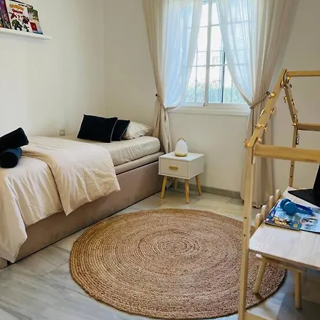 Apartamento Alquiler Vacacional. Bajo Con Parrilla Y Piscina, Cerca De La Playa Y Puerto Banus Estepona