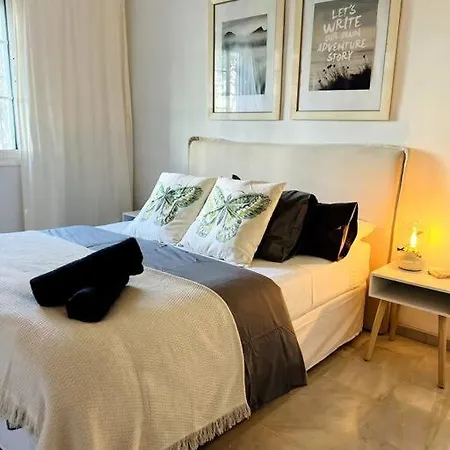 Alquiler Vacacional. Bajo Con Parrilla Y Piscina, Cerca De La Playa Y Puerto Banus Apartamento
