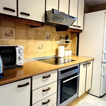 Alquiler Vacacional. Bajo Con Parrilla Y Piscina, Cerca De La Playa Y Puerto Banus Apartamento