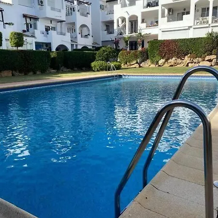 Alquiler Vacacional. Bajo Con Parrilla Y Piscina, Cerca De La Playa Y Puerto Banus Apartamento